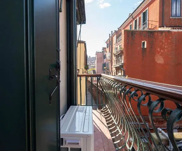 Ca' Giorgia Venice Apartment With Balcony